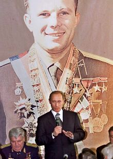 Vladímir Putin, ante un retrato de Gagarin en el homenaje del jueves.