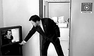 Alfredo Sánchez Monteseirín, ayer, en el Centro de Coordinación Operativa, apaga un televisor en el que se emite una entrevista con él mismo.