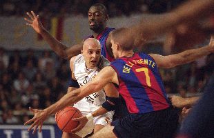 Djordevic, acosado por De la Fuente y Elson.