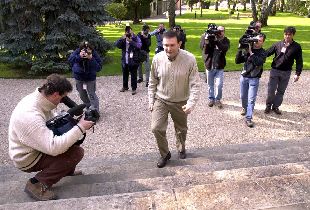 El    lehendakari,  Juan José Ibarretxe, ayer en los jardines de Ajuria Enea.