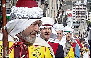 Los  festers  de las diferentes  filaes  de Alcoy celebran el primer acto de la fiesta.