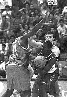 Philip busca una salida bajo la canasta de Estudiantes.