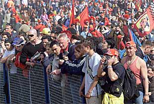 Los tifosi y los seguidores de Ferrari  se reunieron ayer en la colina de la Rivazza, llamada de la pasión.