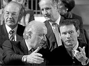 Arzalluz e Ibarretxe, en primer término. Tras ellos, el ex    lehendakari  José Antonio Ardanza y Juan María Atutxa.