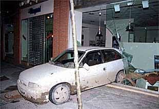 Un coche atrapado en una tienda de ropa infantil asaltada en enero en la avenida de Guadalajara.