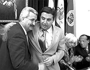 Antonio Moreno (PA) felicita al presidente de la Mancomunidad de la Bahía, Manuel Jiménez Barrio (PSOE).