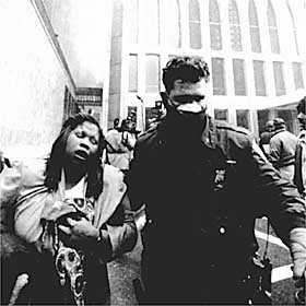 Un policía ayuda a una mujer en el atentado en el World Trade Center de Nueva York en 1993.