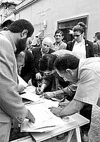 Recogida de firmas en el centro de Huelva.