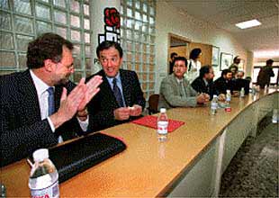 Álvaro Cuesta, en primer término, bromeaba ayer con Joan Ignasi Pla, al inicio de la reunión.