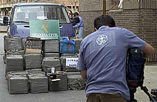 Fardos de hachís, ayer, junto a la furgoneta que transportó la droga.