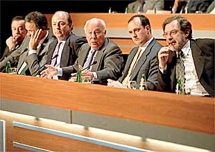 De izquierda a derecha, Juan Cueto, Laurent Perpère, Javier Díez de Polanco, Jesús de Polanco, Íñigo Dago y Juan Luis Cebrián, ayer durante la celebración de la junta de Sogecable.