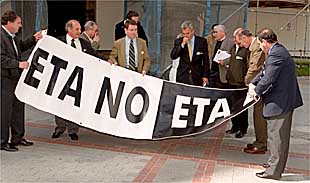 El PSE propondrá a las diputaciones y ayuntamientos vascos que luzcan en sus fachadas pancartas con el lema  ETA no. ETA ez. 