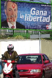 Un cartel electoral del PP en Bilbao con una pintada de ETA.
