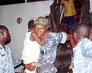 Un oficial desembarca a un niño de el  Etireno .