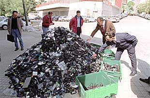 Una parte de las cuatro toneladas de teléfonos recogidos se amontonaba ayer en la entrada del Museo Nacional de Ciencia y Tecnología.