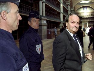 Michel Tabachnik llega al juicio iniciado ayer en Grenoble escoltado por dos policías.