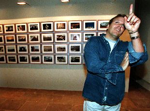 Camilo Guevara,  ayer en la sede de la Biblioteca Valenciana, ante un panel de fotos captadas por su padre.