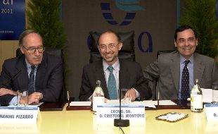 Manuel Pizarro, presidente de la CECA, con Cristóbal Montoro y Jaime Caruana, en el acto celebrado ayer.
