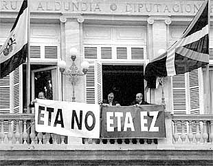 La Diputación de Álava colocó ayer en su fachada un gran cartel con el texto 'ETA no. ETA ez'.