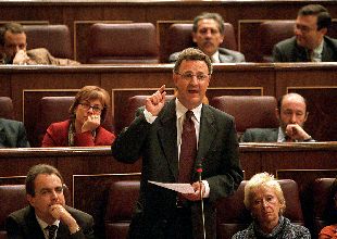 Jesús Caldera, durante su debate con Rodrigo Rato en el pleno de ayer del Congreso.