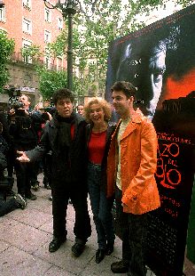 Pedro Almodóvar, Marisa Paredes y Eduardo Noriega, en la presentación en Madrid de El espinazo del diablo.