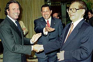 El cantante español Julio Iglesias, el presidente de Venezuela Hugo Chávez y el presidente chino Jiang Zemin coincidieron el pasado martes en Caracas.