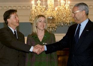 Colin Powell saluda a Paul McCartney en una reunión en la que el  ex   beatle  mostró su preocupación por el uso de las minas de tierra.