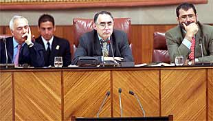 De izquierda a derecha, ayer, Matías Conde (PP), Javier Torres Vela (PSOE), presidente del Parlamento, e Ildefonso Dell'Olmo (PA).