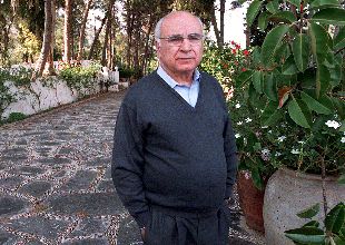 Francisco Brines, ayer, en su casa de Oliva (Valencia).