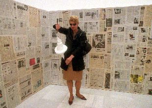 Una espectadora juega con uno de los    adaptables  de Franz West en el Palacio de Velázquez.