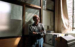 El profesor Fernando Verdú en el laboratorio de prácticas de Medicina Legal en la Universidad de Valencia.