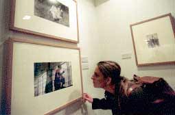 Una visitante observa una de las fotografías de la exposición del Che Guevara.