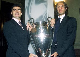 Sanchís, capitán del Madrid, y Maldini, del Milan, posan con el trofeo de la Liga de Campeones.