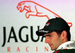 Pedro Martínez de la Rosa, ante el logotipo de Jaguar.