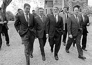 Mayor Oreja se comprometió ayer en San Sebastián a superar el ciclo de 'autismo político' que ha caracterizado a Euskadi.