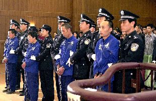 El autor de los atentados que causaron 108 muertos (segundo por la dcha.), en el momento de ser condenado a muerte.