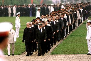 Líderes comunistas desfilan ante el mausoleo de Ho Chi Minh.