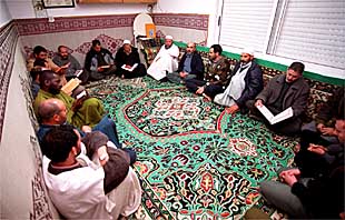 Los musulmanes de Premià de Mar durante su encierro pacífico de ayer, en el local habilitado como mezquita desde hace 13 años.