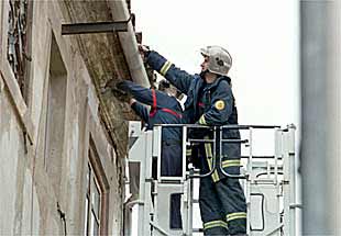 Los bomberos comprueban el estado de un edificio del centro de Valencia.