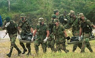 Soldados colombianos trasladan, anteayer, los cuerpos de varios campesinos asesinados en Naya el fin de semana pasado.