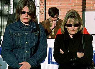 El padre de Eva Blanco, Mauel Blanco (al fondo), durante la concentración de ayer en Algete.