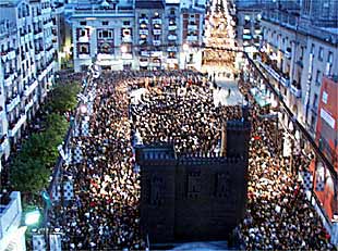 Una vista de la repleta plaza de España de Alcoy, anoche, en el inicio de los Moros y Cristianos.