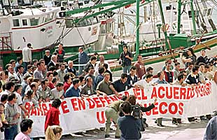 La cabecera de la marcha en demanda de un acuerdo pesquero con Marruecos, a su llegada ayer al puerto de Barbate.