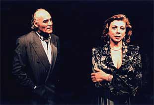 Manuel de Blas y Kiti Mánver, en un momento de la representación de    Madrugada. 