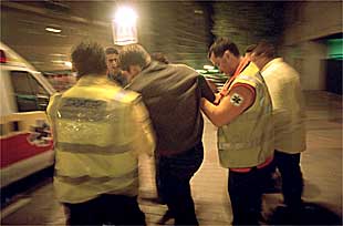 Un joven madrileño es atendido en una unidad de urgencias del Samur por una intoxicación etílica leve la madrugada del sábado.