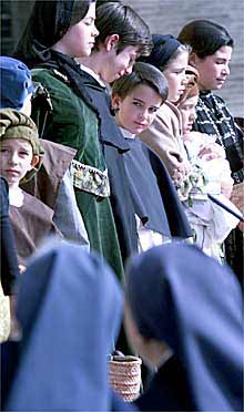 Niños en un  miracle,  ayer, en la plaza de la Virgen.