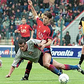 Rivaldo cae al suelo ante Iván Rosado.