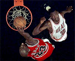 Un  mate  de Michael Jordan, con el número 23, en 1996, cuando aún jugaba en el Chicago.