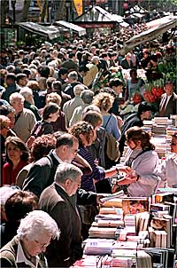 Numerosos ciudadanos colapsaron el centro de Barcelona para comprar libros.
