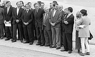 Mayor Oreja (tercero por la izquierda), ayer, en San Sebastián, con dirigentes del PP de toda España. A la derecha, María San Gil y Dolors Nadal